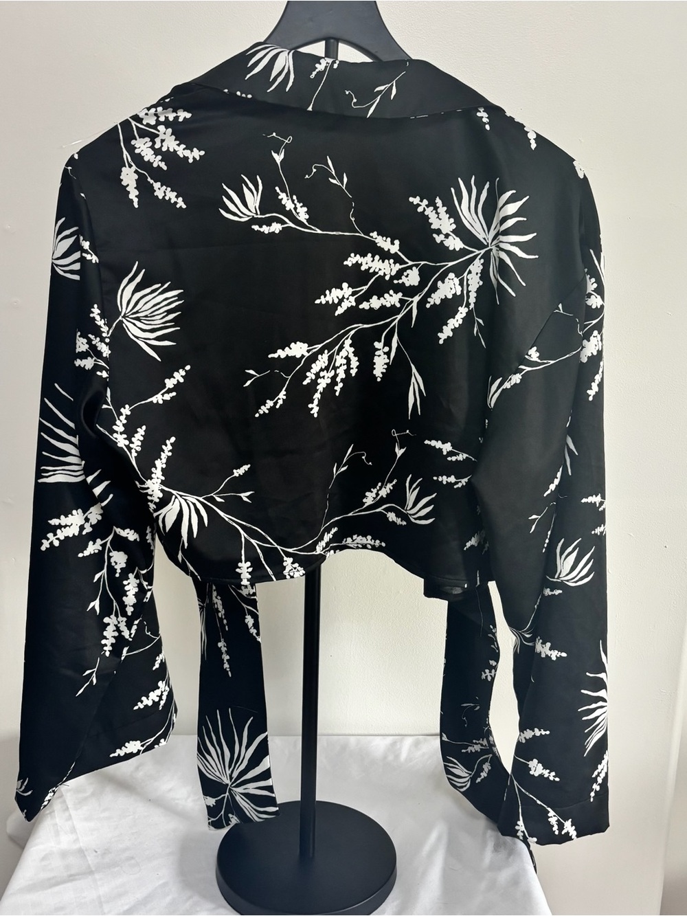 Dynamite Black Floral Tie-Front Satin Crop Top - Picture 3 of 5